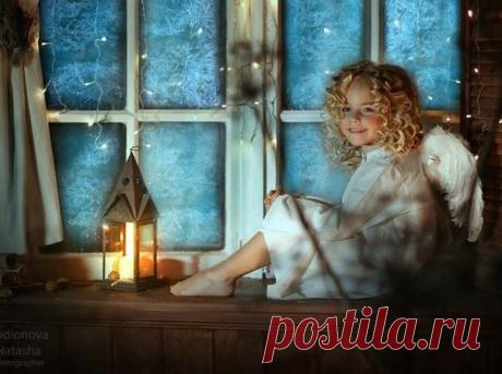 Счастливой быть совсем не тяжело
Коль все моменты только светом мерить
А чтобы ЧУДО в жизнь твою вошло
В него всего лишь нужно очень верить
© Лика Милая