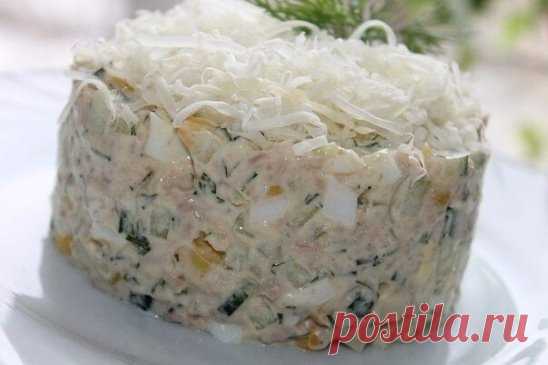 Салат из печени трески с кукурузой
Огурец св.-1 шт.
Яйца вар.-3 шт.
Кукуруза консерв.-0.5 банки,
Сыр-100 г
Банка печени трески.-1 шт.
Майонез,
Зелень.
1.Яйца, огурец, сыр нарезать, печень размять вилкой, всё соединить, добавить кукурузу, майонез, зелень, специи.
2.Выложить салат, украсить зеленью и тёртым сыром. 🌯🥙🥚