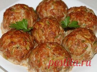 ГРЕЧЕСКИЕ ТЕФТЕЛИ С КАБАЧКАМИ  Ай-да вкуснятина!!! Попробуй и убедись! Просто потрясающий рецепт !  Греческие тефтели с кабачками подают как в горячем, так и в холодном виде с соусом «Цацики». В оригинале их жарят, но мне больше нравятся в запеченном виде.  Ингредиенты:  600 г мясного фарша.  2-3 молодых кабачка.  2 яйца.  1 луковица.  3-4 зубчика чеснока.  2 столовые ложки томатной пасты.  3 столовые ложки молотых сухарей.