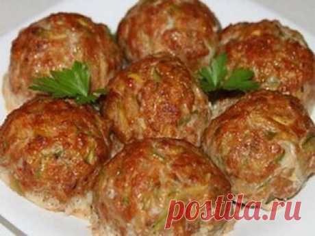 ГРЕЧЕСКИЕ ТЕФТЕЛИ С КАБАЧКАМИ  Ай-да вкуснятина!!! Попробуй и убедись! Просто потрясающий рецепт !  Греческие тефтели с кабачками подают как в горячем, так и в холодном виде с соусом «Цацики». В оригинале их жарят, но мне больше нравятся в запеченном виде.  Ингредиенты:  600 г мясного фарша.  2-3 молодых кабачка.  2 яйца.  1 луковица.  3-4 зубчика чеснока.  2 столовые ложки томатной пасты.  3 столовые ложки молотых сухарей.