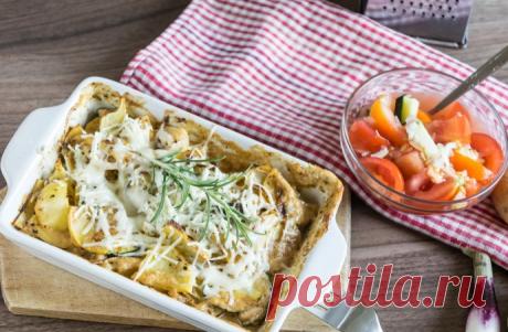 Картофельный гратен с розмарином Гратен – это любое сладкое или несладкое блюдо, запеченное в духовке до образования аппетитной корочки. Сегодня мы приготовим гратен из картофеля, розмарина и сыра.Ингредиенты: жирные сливки - 400 млзубчик чеснока - 1 шт.розмарин - 1 веточкалавровый лист - 1 шт.соль - 1 ч. л.средний...