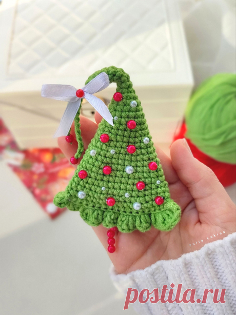 PDF Магнит Ёлочка крючком. FREE crochet pattern; Аmigurumi toy patterns. Амигуруми схемы и описания на русском. Вязаные игрушки и поделки своими руками #amimore - магнит на холодильник в виде новогодней ёлки, маленькая ёлочка к Новому году, елка, елочка.