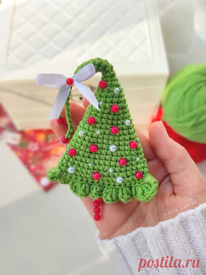 PDF Магнит Ёлочка крючком. FREE crochet pattern; Аmigurumi toy patterns. Амигуруми схемы и описания на русском. Вязаные игрушки и поделки своими руками #amimore - магнит на холодильник в виде новогодней ёлки, маленькая ёлочка к Новому году, елка, елочка.