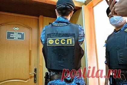 Россиянин изрезал мать во время ссоры. В Карелии задержали 47-летнего мужчину, изрезавшего мать. Днем 27 ноября россиянин поссорился с родственницей в квартире дома по улице Карла Маркса в городе Олонце. Он взял нож и ударил женщину в грудь, спину и живот. Потерпевшая смогла выбежать из квартиры и попросить помощи у соседа. Он вызвал скорую помощь