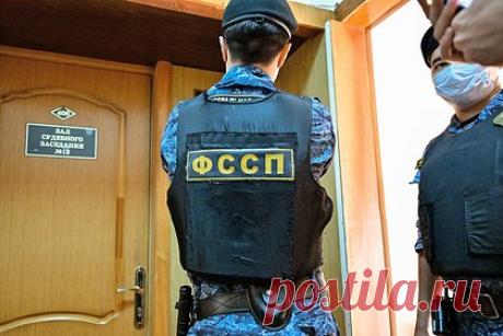 Россиянин изрезал мать во время ссоры. В Карелии задержали 47-летнего мужчину, изрезавшего мать. Днем 27 ноября россиянин поссорился с родственницей в квартире дома по улице Карла Маркса в городе Олонце. Он взял нож и ударил женщину в грудь, спину и живот. Потерпевшая смогла выбежать из квартиры и попросить помощи у соседа. Он вызвал скорую помощь