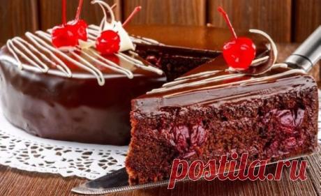 ТОП–4 тортов со сгущенкой, которые обязательно нужно попробовать
1. Торт «Пьяная вишня»
Ингредиенты:
Для теста:
Яйца — 4 шт.
Сахар — 2 стак.
Сгущенное молоко — 380 мл
Сметана — 500 мл
Сода — 1 ч. л.
Какао-порошек — 3 ст. л.
Мука — 2 стак.
Для начинки:
Свежие или замороженные вишни — 500 г
Ром, водка или коньяк — 200 мл
Сливочное масло — 200 г
Сгущенное молоко — 380 мл
Ванильный сахар — по вкусу
Для шоколадной глазури:
Сливочное масло — 50 г
Молоко — 2 ст. л.
Какао-порошк — 3 ст. л.
Сахар