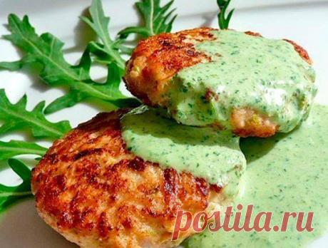 Куриные оладьи с цуккини и йогуртовым соусом с рукколой / Вкусные привычки