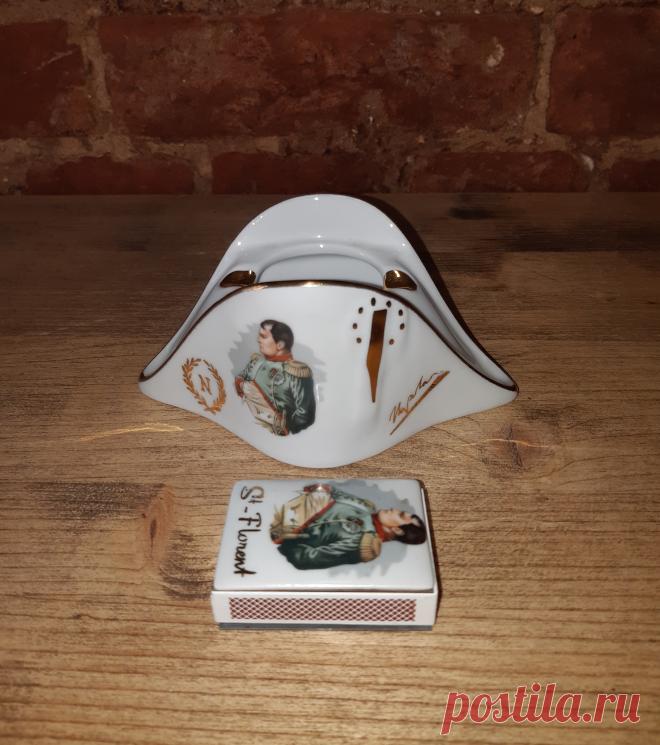 Пепельница и спичечница. Наполеон Бонапарт. Франция. Корсика. Клеймо. 60 годы 20 века. Фарфор.
Пепельница. Высота : 62 мм. Основание  : 138 х 72 мм. Диаметр отверстия : 45 мм.
Спичечница. Размер : 17 х 52 х 36 мм.
Цена : 10 000 руб. /пара. Купить :