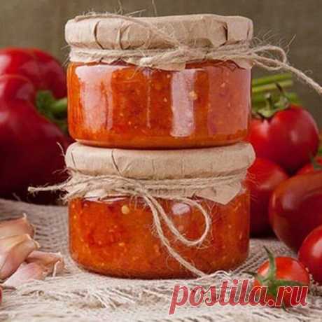 Заготовка томатной аджики на зиму Ингредиенты: 500 г спелых мясистых помидоров 5–6 веточек измельченной кинзы сладкий перец – 2 красных 5 стручков острого перца чеснок – 10 зубчиков 1,5 ст. л. соли уксус – 6 ст. л. Приготовление (30 мин): 1. Очистить от кожицы и семян помидоры и сладкий