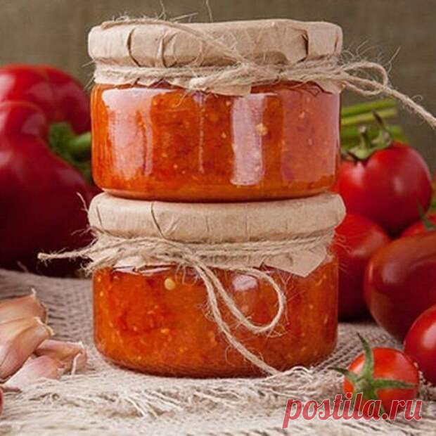 Заготовка томатной аджики на зиму Ингредиенты: 500 г спелых мясистых помидоров 5–6 веточек измельченной кинзы сладкий перец – 2 красных 5 стручков острого перца чеснок – 10 зубчиков 1,5 ст. л. соли уксус – 6 ст. л. Приготовление (30 мин): 1. Очистить от кожицы и семян помидоры и сладкий