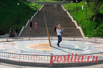 Символ Светлогорска отправили на реставрацию. Солнечные часы «Зодиак», которые являются символом Светлогорска в Калининградской области, демонтировали для реставрации. Их отправили в компанию, которая многие годы занимается работами с покрытиями из камня — там всем деталям из каменной смальты и металла вернут первозданный вид.