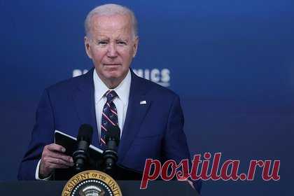 В США обвинили Байдена в призывах к войне. Американский экономист Джеффри Сакс заявил, что речь президента США Джо Байдена является призывом «к еще большей войне». Так эксперт прокомментировал прозвучавшее на прошлой неделе выступление главы Белого дома о поддержке Израиля и Украины. По его словам, речь американского лидера была катастрофой.