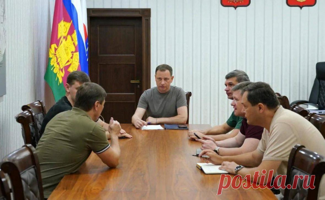 В Адлерском районе Сочи загорелась нефтебаза из-за атаки беспилотников. Пожар тушат почти 130 человек и 35 единиц техники. Обломки дронов вновь упали на улице Авиационной возле аэропорта — десять дней назад из-за них там погибли две женщины. Сейчас пострадавших нет