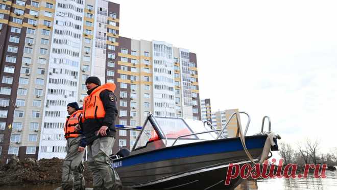"Люди устали от напряжения": оренбурженка рассказала, что тысячи домов еще затоплены. Уровень воды в реке Урал пошел на понижение, но в южной части Оренбурга подтопление продолжается, рассказала "Газете.Ru" местная жительница Александра. Она добавила, что под водой все еще остается дорога к ЖК "Дубки" и ...
