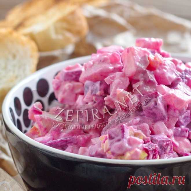 Вкусный овощной салат со свеклой и сыром Очень простой вариант вкусного салата – салат из свеклы с сыром. Абсолютно незатейливый, нежный и сочный салат, который очень хорош и как закусочный вариант, и как гарнир к любому основному блюду.  

Для приготовления такого свекольного салата понадобиться совершенно немного времени. Данный рецепт