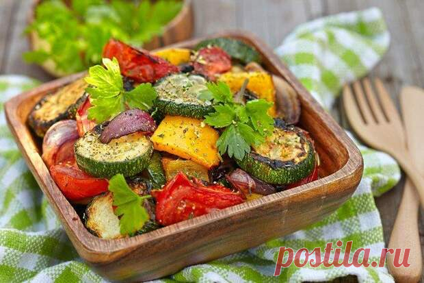Запеченные овощи в духовке: 20 очень вкусных рецептов - Будет вкусно - Медиаплатформа МирТесен Запеченные в духовке овощи получаются сочными и сохраняют все витамины. Здесь не нужно много масла или других жиров, и пользы куда больше, чем от жарки. Кроме того, запечь можно буквально что угодно и с чем угодно. В подтверждение тому держи 20 отличных рецептов! 1. Овощи, запеченные в рукаве - 29 сентября - 43266652015 - Медиаплатформа МирТесен