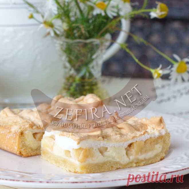 Вкусный песочный пирог с творогом и яблоками Ароматную яблочную тему продолжит простой, но удивительно вкусный и нежный пирог из песочного теста с начинкой из яблок и творога. 

Приготовить такой яблочный пирог не составит большого труда и справятся с ним даже начинающие кулинары. Готовится песочный пирог сравнительно недолго, а вот результа