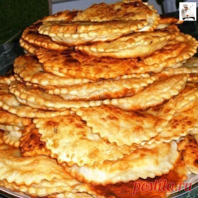 Чебуреки домашние. Готовим вкусно, просто, быстро.
Чебуреки домашние получаются тоненькие и хрустящие, начинка сочная.
Ингредиенты:
Тесто:
-4 ст. муки (объём стакана — 250 мл),
-1,3 стакана воды (320 мл),
-2 столовые ложки водки именно водка придаёт тесту пузырчатость,
-1 яйцо,
-2 ст. ложки растительного масла,
-0,5 чайной ложки соли.
Фарш:
-700 г фарша (смешанный),
-350 г лука,
-1/3 стакана кефира
-соль,
-перец.
-зелень и чеснок если любите.
Начинка 2:
-Сыр (потёртый),
-з...