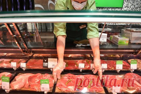 Правительство предложило меры для сдерживания цен на мясо и птицу. Правительство России поддержит законопроект о сокращении срока оплаты ретейлерами поставок скоропортящихся продуктов. По мнению кабмина, такая мера позволит производителям такой продукции сократить дефицит ликвидности, что поможет в итоге сдержать цены на товары и обеспечить бесперебойные поставки в магазины.