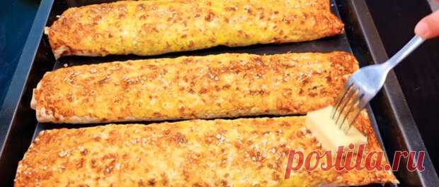 ​​​​​​​ Чтобы приготовить сытные и вкусные пирожки, не обязательно тратить много времени и сил на подготовку теста. Необычные пирожки можно приготовить в лаваше. Вкусный и сытный ужин на всю семью готовиться буквально за 30 минут из самых простых ингредиентов: картофель — 400 г; фарш — 300 г; лук —