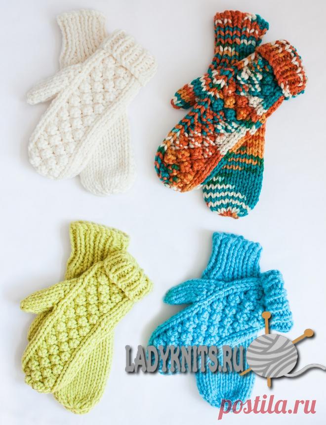 Вязаные спицами шапка, снуд и варежки от Bernat