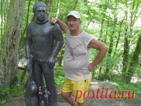 В Большом Сочи между самим Сочи и Хостой протекает &quot;молочная &quot; река Агура (вода в ней белая, молочного цвета от растворенного в воде сероводорода).На берегу реки стоит гипсовая скульптура Владимира Высоцкого в натуральную величину. На этой поляне он с Мариной Влади и друзьями отдыхал под шашлычки и гитару.