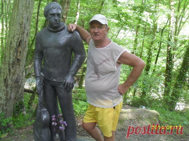 В Большом Сочи между самим Сочи и Хостой протекает "молочная " река Агура (вода в ней белая, молочного цвета от растворенного в воде сероводорода).На берегу реки стоит гипсовая скульптура Владимира Высоцкого в натуральную величину. На этой поляне он с Мариной Влади и друзьями отдыхал под шашлычки и гитару.