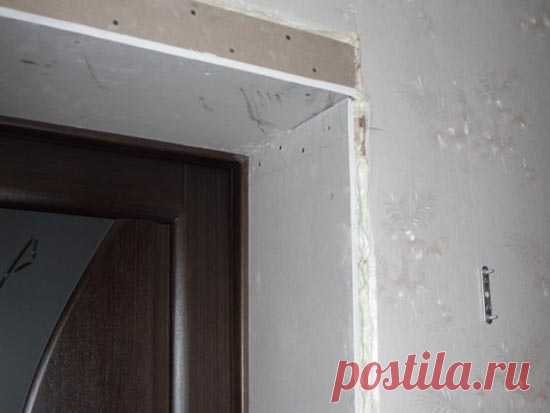 Для неопытного человека работы по отделке помещения представляют серьёзную сложность. Что тогда говорить про откосы для входных дверей — без должного опыта их установка может занять довольно длительный срок, вне зависимости от используемого материала.

Однако, не все так сложно, как кажется на первый взгляд, и, вооружившись инструкцией, можно выполнить все работы на уровне профессионального монтажника.

Устанавливать дверные откосы своими руками предпочтительнее из гипсокартона — работа с ни