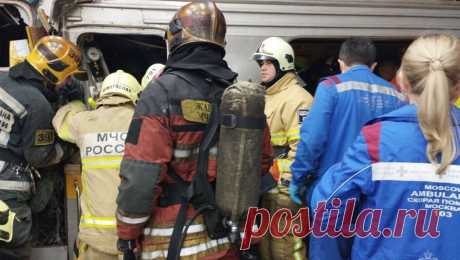 Машиниста извлекли из искореженного вагона метро на станции &quot;Печатники&quot;. Спасатели извлекли машиниста, которого заблокировало в столкнувшемся поезде на Люблинско-Дмитровской линии столичного метро. Об этом сообщили в Telegram-канале МЧС РФ. &quot;Пострадал машинист технического поезда, его деблокировали ...