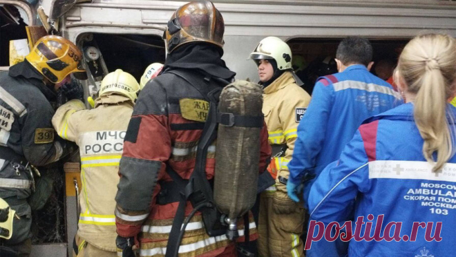 Машиниста извлекли из искореженного вагона метро на станции "Печатники". Спасатели извлекли машиниста, которого заблокировало в столкнувшемся поезде на Люблинско-Дмитровской линии столичного метро. Об этом сообщили в Telegram-канале МЧС РФ. "Пострадал машинист технического поезда, его деблокировали ...