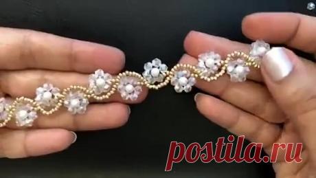 НЕжный браслет с белыми цветами. Автор мк Sonysree Creations