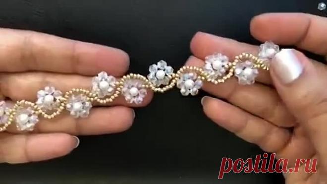 НЕжный браслет с белыми цветами. Автор мк Sonysree Creations