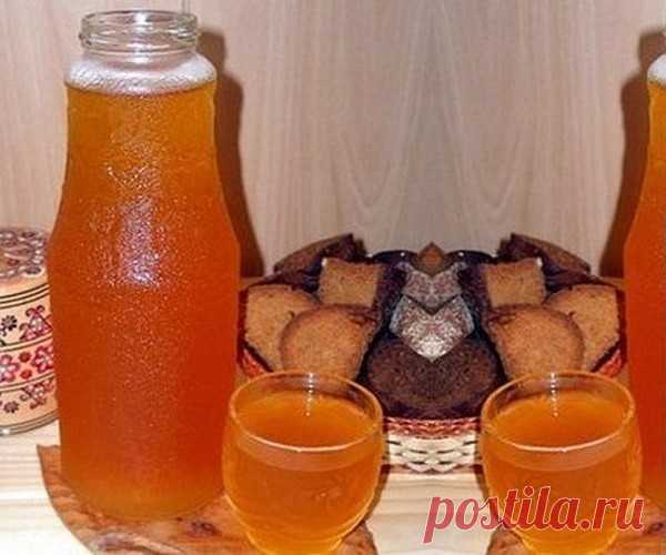 ДОМАШНИЙ КВАС , уже через 6 часов . 

Вкусно, быстро, обалденно, не отличить от бочкового !

5 литров холодной воды, 
2 столовых ложки цикория(обычного, без всяких добавок вкусовых)
чайную ложку лимонной кислоты
650 гр сахара (если любите менее сладкий, то сахара можно взять 400 гр) 
Всё соединим, и ставим на огонь чтоб закипело.
Как закипит, отключаем и пускай стоит охлаждается до парного молока 
Засыпаем пол пачки дрожжи (сафт момент,11-ти граммовая которая)
Стоит часа 3...