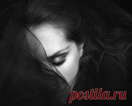 Нас любят те, к кому мы
равнодушны.
Они добры, застенчивы, послушны.
Они всегда на многое готовы.
А мы, порой, жалеем даже слово.
Нас любят те, кого, увы, не надо.
Идя к другим, мы пьем чужого яда…
Потом болеем, мучаемся, даже,
Но те, кто любят ничего не скажут.
Нас любят те, с кем мы могли стать
лучше,
Но нам плевать на наш "счастливый
случай".
Любовь, увы, жестока и упряма!
Нас любят те, кому мы роем ямы.
Нас любят так, как нужно
ненавидеть!
И нам их жаль, но можем и оби...