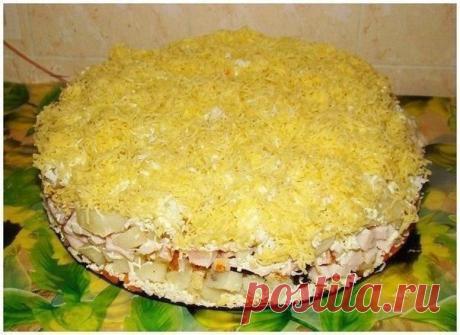 Cлоеный салат с копченной курицей, черносливом и сыром
