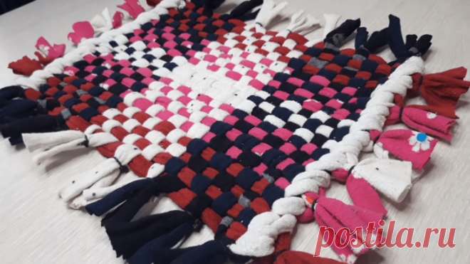 Что можно сделать из старых колготок Практичный и симпатичный коврик или не лишенные оригинальности сидушки можно сделать из старых трикотажных колготок. При этом навыки шитья или вязания иметь не обязательно. Обойдется в работе также бе...