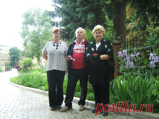 друзья  во дворе  Музея "Крепость"  КИСЛЫХ  ВОД!!  Бурдина Л, и  Владимир САЗОНОВ