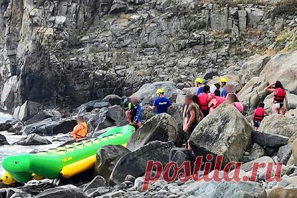 Катавшихся на «банане» в шторм россиян унесло ветром на дикий пляж. Катавшихся в Крыму на «банане» в шторм российских туристов унесло на дикий пляж в районе горы Аю-Даг. Из-за сильного шторма и незнания местности отдыхающие не могли самостоятельно вернуться обратно. Нашедшие россиян спасатели доставили их на катере на берег детского центра «Артек».