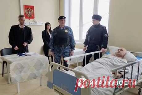 Напавший на российского губернатора с ножом заявил о готовности извиниться. 42-летний житель города Апатиты готов извиниться перед губернатором Мурманской области Андреем Чибисом за свое нападение на него с ножом. Об этом мужчина заявил перед судебным заседанием, на котором будет рассматриваться ходатайство о его аресте. Лежащий на носилках обвиняемый выразил сожаление от своего поступка.