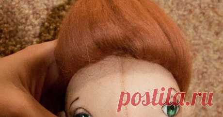 Шерсть + иголки = причёска Итак, обещанный МК по причёске. Потребуется:  - лысая кукла  - шерсть для валяния (она же топс, она же гребенная лента)  - игля для валяния ...