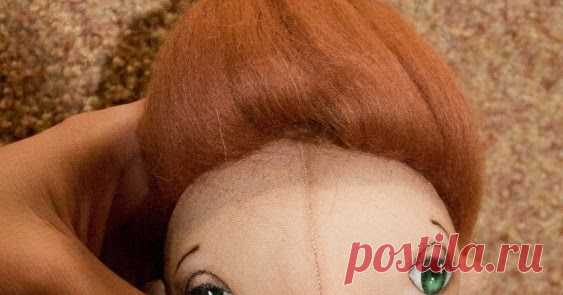 Шерсть + иголки = причёска Итак, обещанный МК по причёске. Потребуется:  - лысая кукла  - шерсть для валяния (она же топс, она же гребенная лента)  - игля для валяния ...