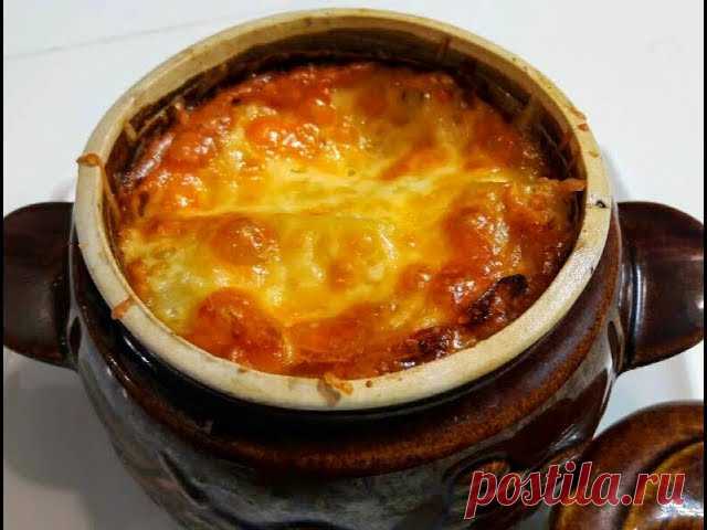 ЖАРКОЕ В ГОРШОЧКАХ ПО ДОМАШНЕМУ.Как приготовить ВКУСНОЕ ЖАРКОЕ В ГОРШОЧКАХ. Свиная шея - 800 гр. Картофель - 800 гр. Грибы (любые ) - 500 гр. Сметана - 4 стол.лож. Сливочное масло - 20 гр. Лук репчатый - 2 головки. Морковь - 1 шт. Помидор - 1 шт. Мясной бульон или вода - 200 мл. Перец горошком. Перец молотый и соль по...