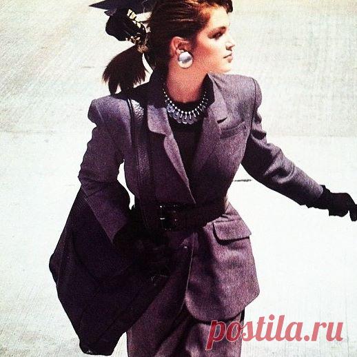 Monday inspo. Back to work, people! 💋•