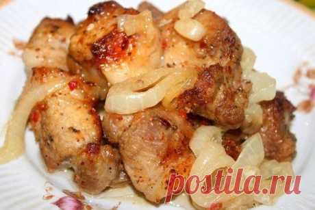 Шашлык в духовке на луковой  подушке