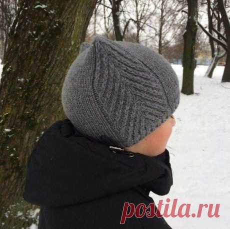 Вяжем детскую шапочку спицами На окружность головы 56 см.Детская пряжа толщиной 50 г.=150 м., круговые спицы 3.75 и 4.5 мм.Плотность вязания: 18 петель * 29 рядов = 10*10 см.Спицами 3.75 мм. набрать 84 петли.Соединить работу в круговой ряд.Вязать резинкой 1 лиц./1 изн. – 69 рядов.Перейти на спицы 4.5 мм.Выполнить...