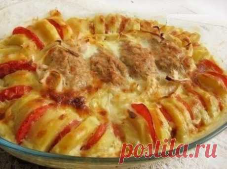 ПОЛОСАТЫЙ РЕЙС - запеченные куриные котлетки с гарниром.  *От автора: &quot;Представляю Вам красивое и вкусное блюдо. Готовить несложно и недолго, а результат праздничный!&quot;  **Картофель очищенный - крупными кружками отварить в подсол/воде до готовности. Помидоры нарезать кружками. Выложить в форму, натертую чесноком и смазанную маслом - картофель, чередуя с помидорами. А в середину-  котлетки из фарша, и луковые полукольца. Заливка: яйца+сметана+молоко+сыр. *Запекать 35-40мин, при 180.