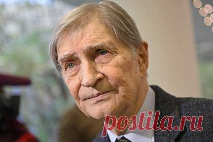 Сын актера из «12 стульев» рассказал о состоянии госпитализированного артиста. Сын народного артиста России, актера из фильмов «Бриллиантовая рука» и «12 стульев» Игоря Ясуловича Алексей прокомментировал состояние госпитализированного отца. Родственник звезды советского кино поведал, что состояние артиста находится под контролем, а также добавил, что Ясулович был госпитализирован планово.