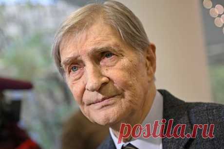 Сын актера из «12 стульев» рассказал о состоянии госпитализированного артиста. Сын народного артиста России, актера из фильмов «Бриллиантовая рука» и «12 стульев» Игоря Ясуловича Алексей прокомментировал состояние госпитализированного отца. Родственник звезды советского кино поведал, что состояние артиста находится под контролем, а также добавил, что Ясулович был госпитализирован планово.