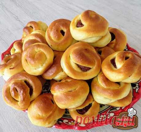 Бабушкины булочки

 Ингредиенты

тесто:
мука 600 гр.
сахар 100 гр.
соль щепотка
молоко (теплое) 300 мл.
яйца 2 шт.
растительное масло 100 мл.
майонез 3 ст.л.
дрожжи прессованные 20 гр. (или 2 ч.л. быстрых)
начинка:
сухие яблоки
варенье