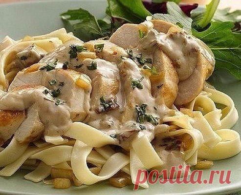 25 рецептов с макаронами:
1. Паста с куриным филе
2. Паста с салями в томатном соусе 
3. Паста с грибным соусом
4. Паста с брокколи 
5. Макароны по-флотски 
6. Макароны, начиненные куриным фаршем
7. «Макароша»
8. Классическая паста Карбонара
9. Спагетти с грибами в сливочном соусе
10. Готовим пикантные макароны в духовке
11. Спагетти с соусом 